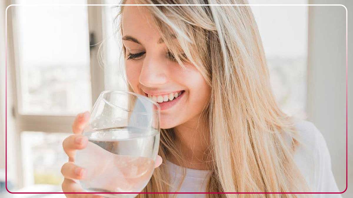 فواید نوشیدن آب برای پوست و مو: تاثیر شگفتانگیز بر زیبایی
